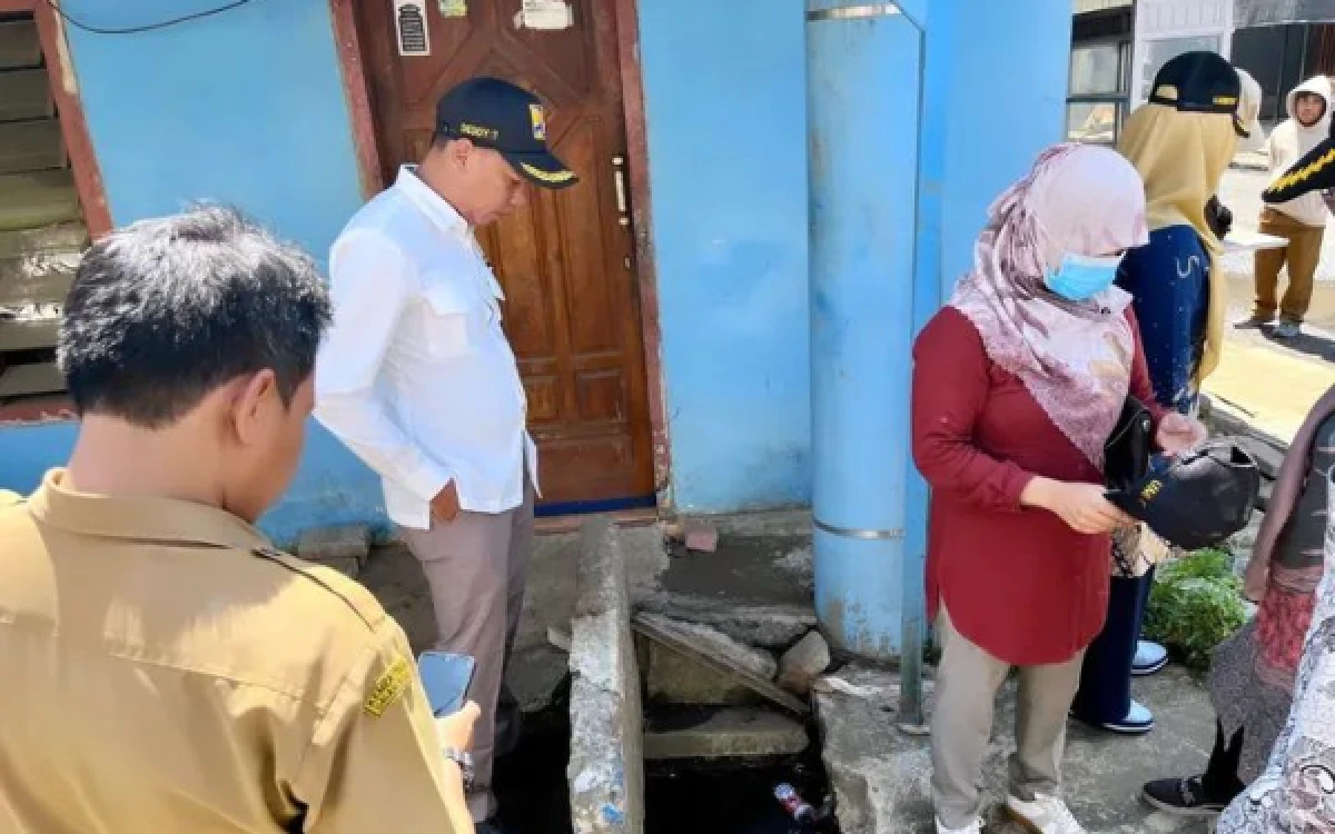 Thumbnail Berita - Dikeluhkkan Warga, Komisi B DPRD Lumajang Sidak Drainase di Senduro