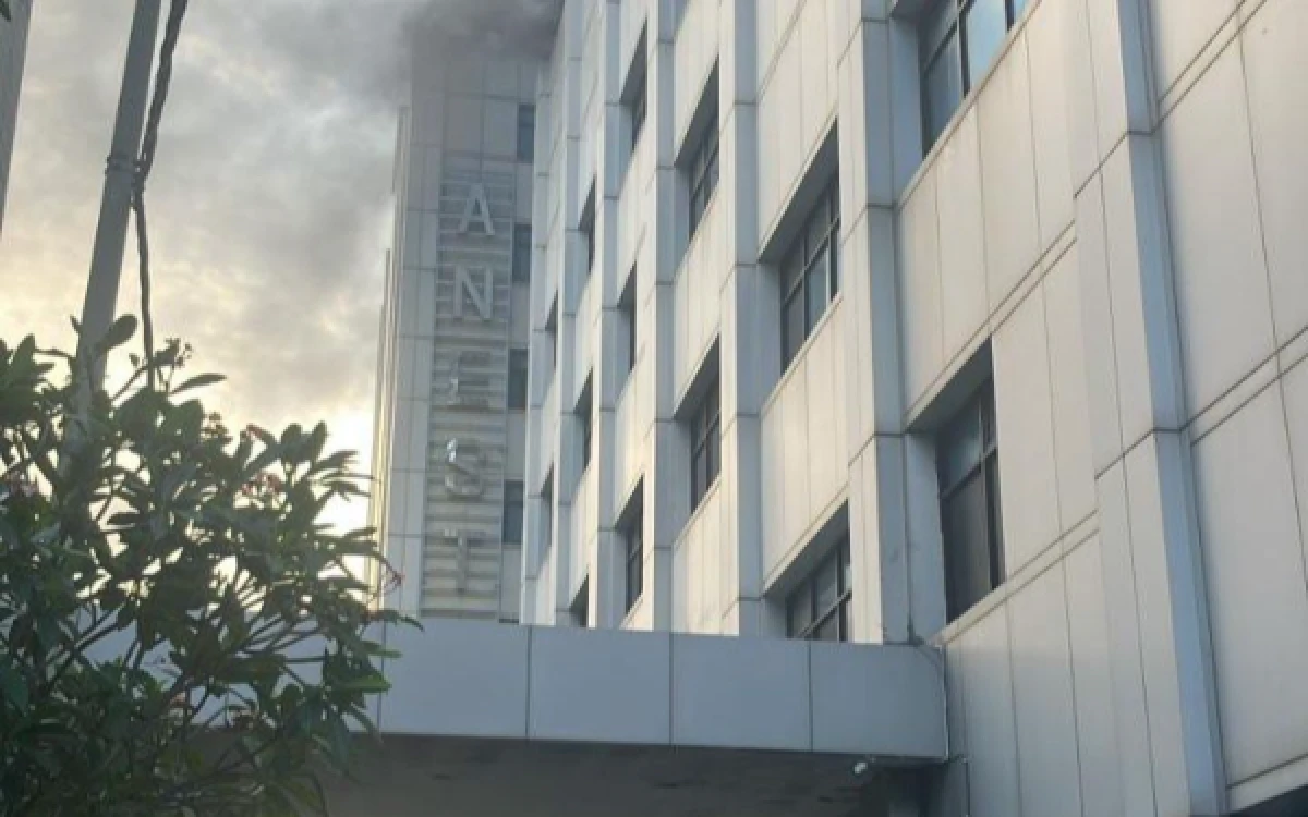 Thumbnail Berita - Breaking News! Kebakaran Melanda Gedung PPJT RSUD Dr Soetomo Surabaya, Pasien Dievakuasi
