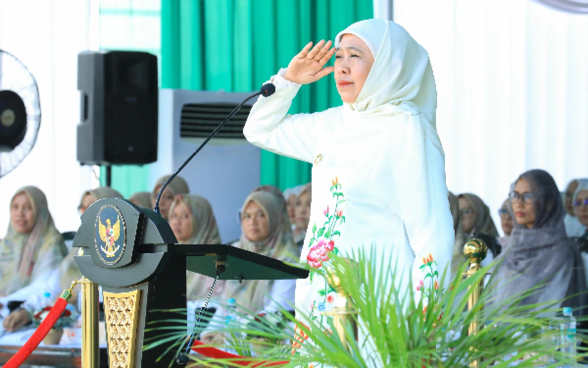 Thumbnail Berita - Pimpin Upacara Hari Santri di Pacitan, Gubernur Khofifah Sampaikan Tiga Pesan untuk Santri
