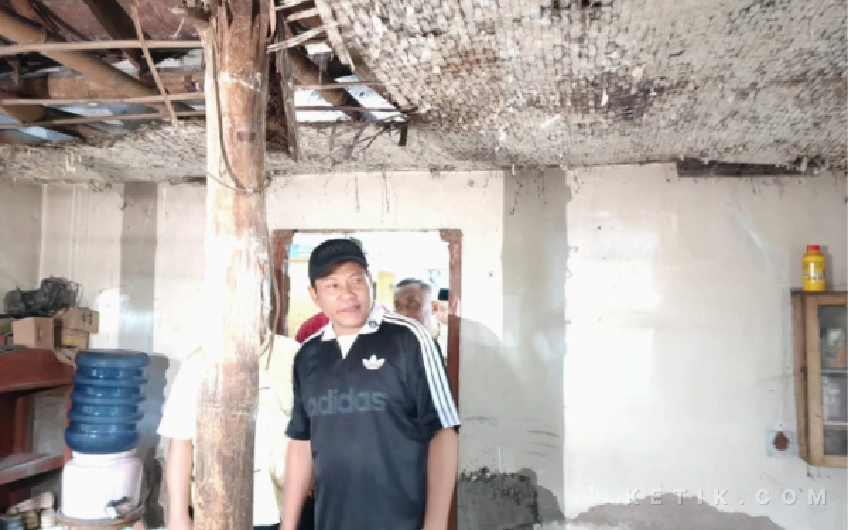 Foto Bupati Subandi  mendatangi rumah tidak layak huni di  Balongbendo untuk diberi bantuan perbaikan. (Foto: Dokumen Ketik.com)