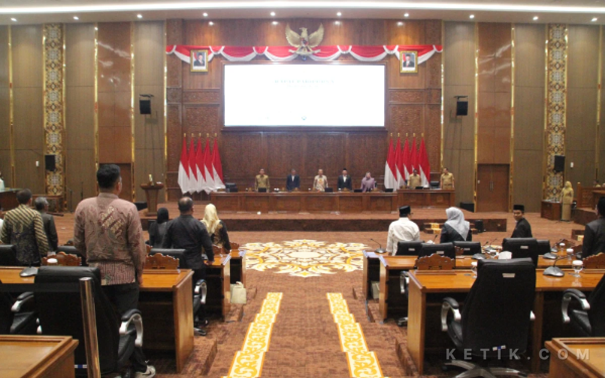 Foto Ketua DPRD Bojonegoro, H. Abdullah Umar, S.Pd., saat pimpin Rapat paripurna didamping Sahudi, S.E.M.H., Hj.Mitroatin,  S.Pd. Bambang Sutriyono (foto Sukiman ketik.com.)
