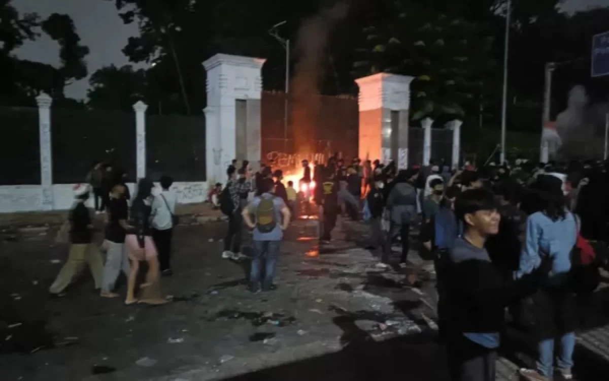 Thumbnail Berita - Demo DPR Berakhir, Polisi Inventarisasi Fasilitas Umum yang Rusak di Sekitar DPR