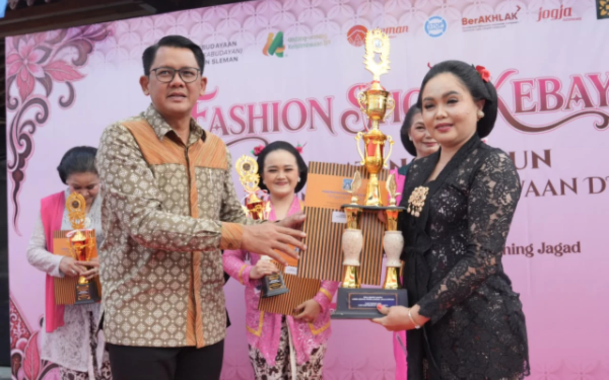 Foto Wakil Bupati Sleman Danang Maharsa menyerahkan Piala Bupati kepada pemenang Lomba Fashion Show Kebaya Kategori Dewasa di Joglo Taman Budaya Lohjinawi, Sinduharjo, Ngaglik. (Foto: Pemkab Sleman for Ketik.com)