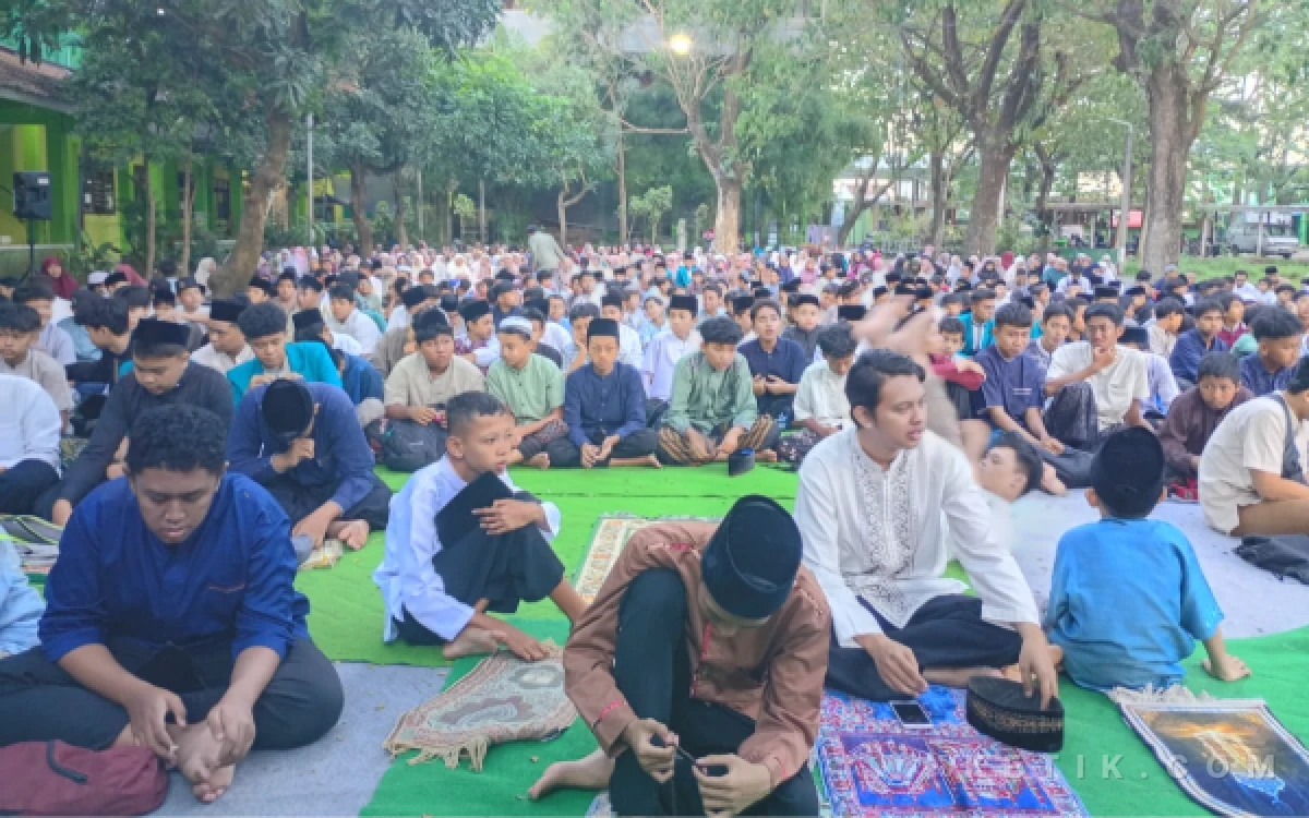 Thumbnail Berita - Halaman Pesantren Al Azhaar Menjelma Layaknya Padang Arafah