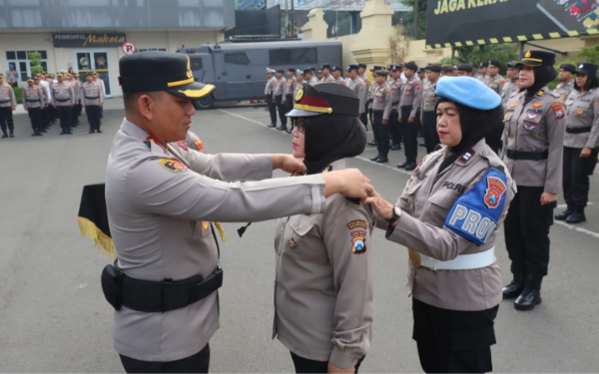 Thumbnail Berita - Mengabdi 33 Tahun Lebih, Aiptu Sumarheni Terima Kenaikan Pangkat Pengabdian di Hari Jadi ke-78 Polwan