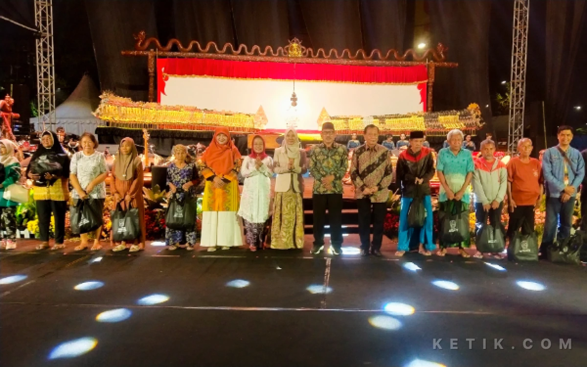 Foto Sebelum acara dimul ada pembagian 1000 paket sembako, kepada perwakilan warga yang kurang mampu. (Foto : Sutejo Rc/ketik.com)