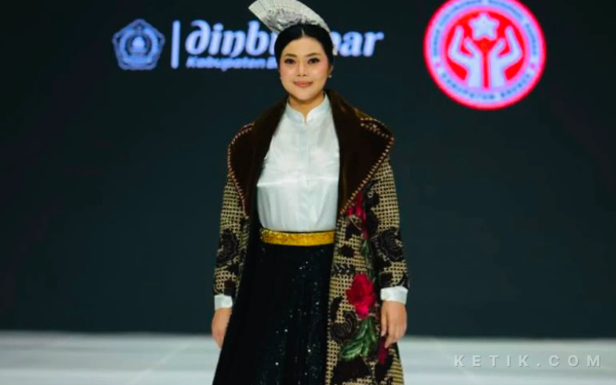 Thumbnail Berita - Buat Kejutan, Bupati Paramitha Tampil Sebagai Model di Jogja Fashion Week 2026