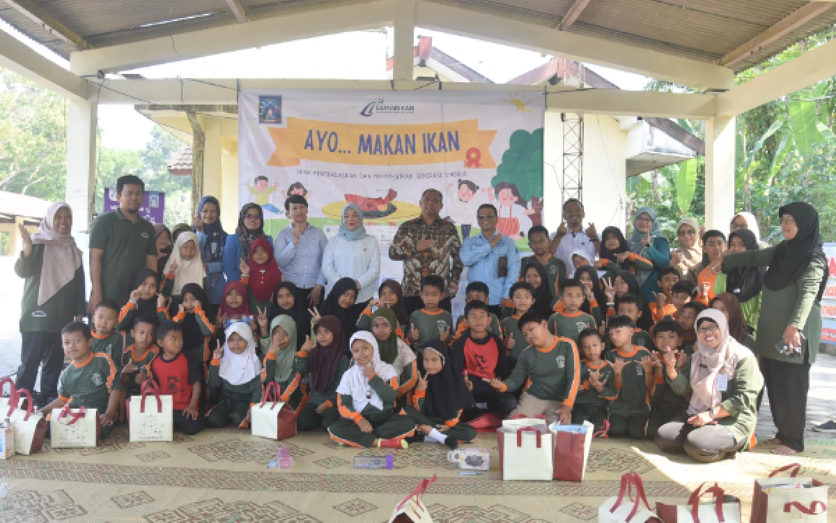 Foto Bupati Sleman beserta jajaran berfoto bersama siswa SD Negeri Paraksari usai sosialisasi pentingnya konsumsi ikan untuk kecerdasan dan kesehatan anak. (Foto: Pemkab Sleman for Ketik.com)