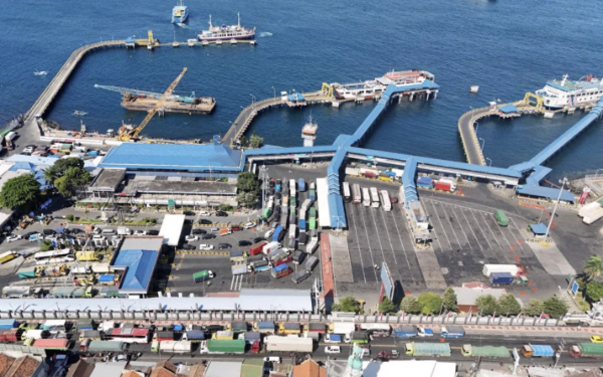 Thumbnail Berita - ASDP Kerahkan 24 Kapal Urai Antrean Kendaraan 13 Km di Ketapang