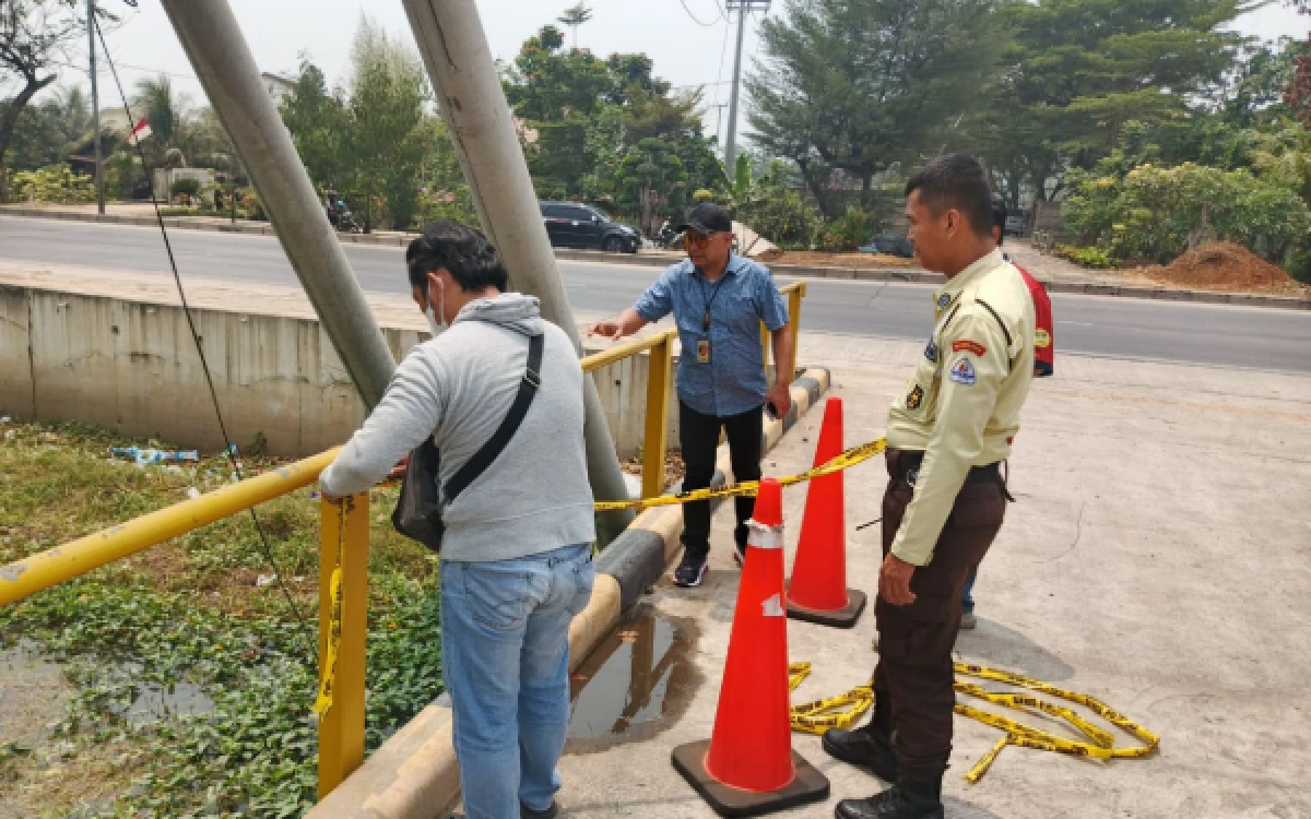 Thumbnail Berita - Sopir Kontainer di Palembang Tewas Tersengat Kabel PLN, Jatuh dari Ketinggian 5 Meter