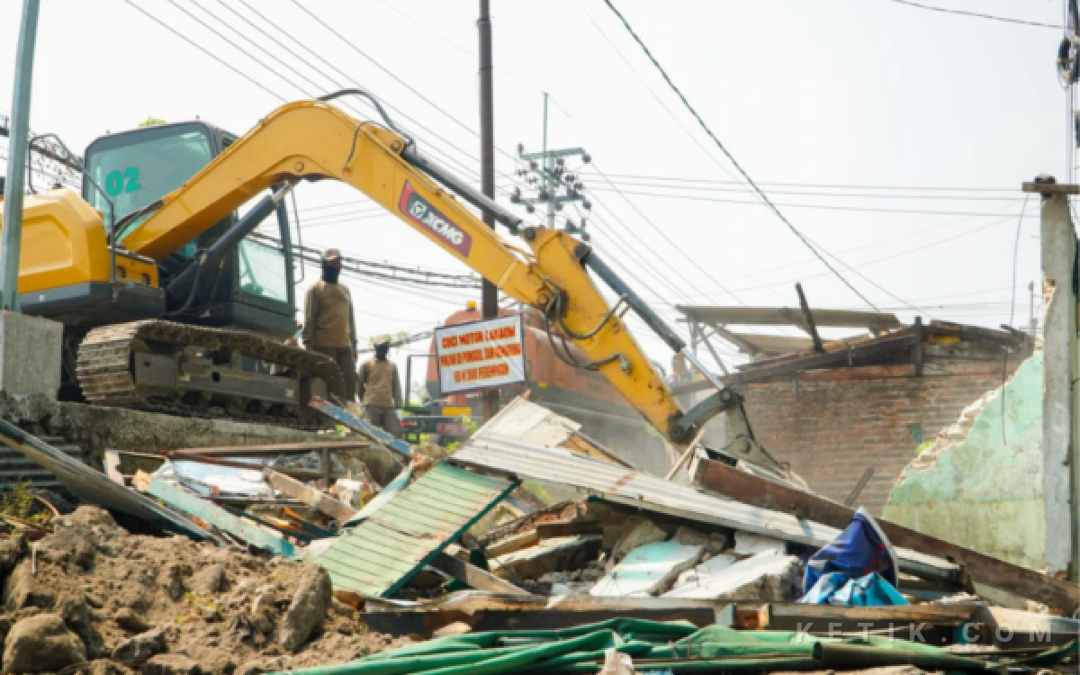 Thumbnail Berita - Ratusan Petugas Robohkan 67 Bangunan Liar di Frontage Road