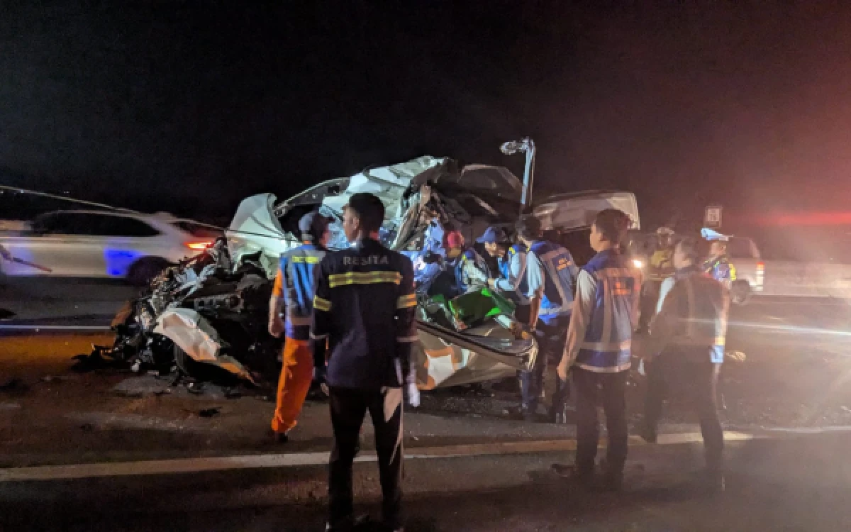 Thumbnail Berita - CCTV Tol Malang-Pandaan Diperiksa, Polisi Selidiki Penyebab Tabrakan Hiace dan Truk yang Tewaskan Tiga Orang