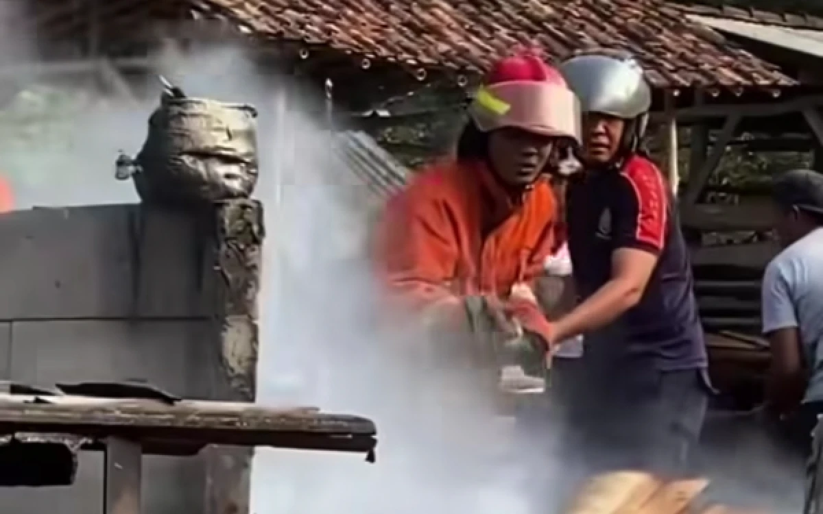 Thumbnail Berita - Bangunan-Dua Sepeda Motor Hangus, Kebakaran Limbah Triplek Pacitan Rugikan Pemilik Rp150 Juta