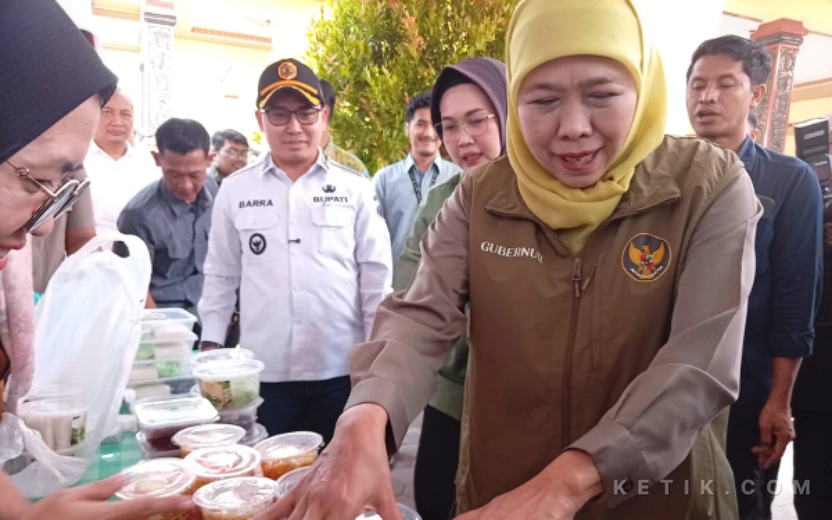 Thumbnail Berita - Gubernur Khofifah Bersama Bupati Turun Langsung ke Pasar Murah Desa Lengkong Mojokerto