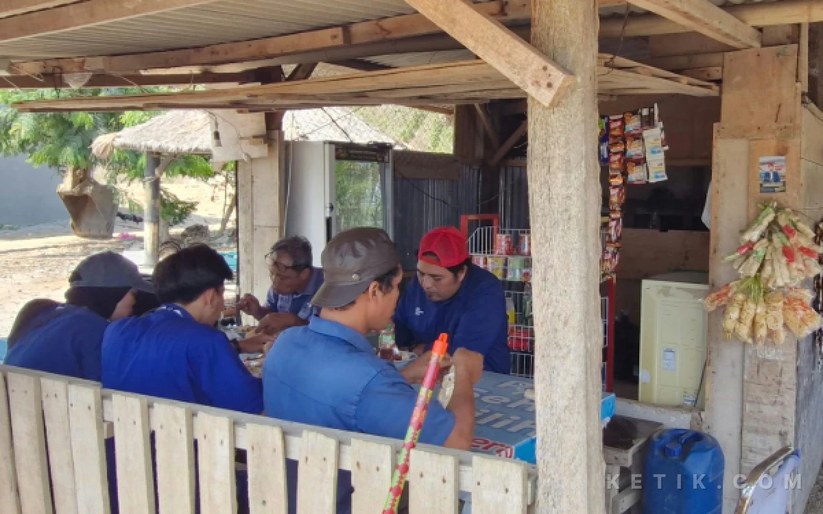 Thumbnail Berita - Warung Makan Bu Laras Mendadak Ramai Berkah MotoGP Mandalika