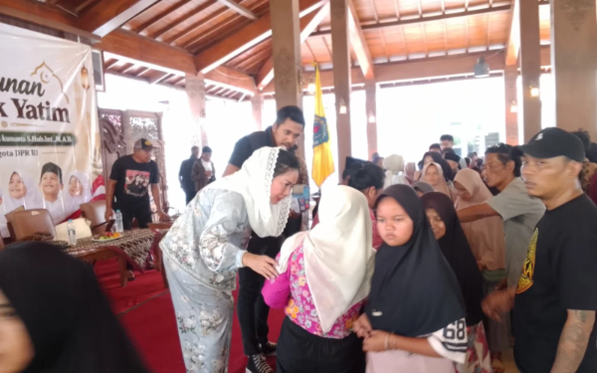 Thumbnail Berita - Jumat Berkah, 350 Anak Yatim dan Tukang Becak Brebes Dapat Santunan