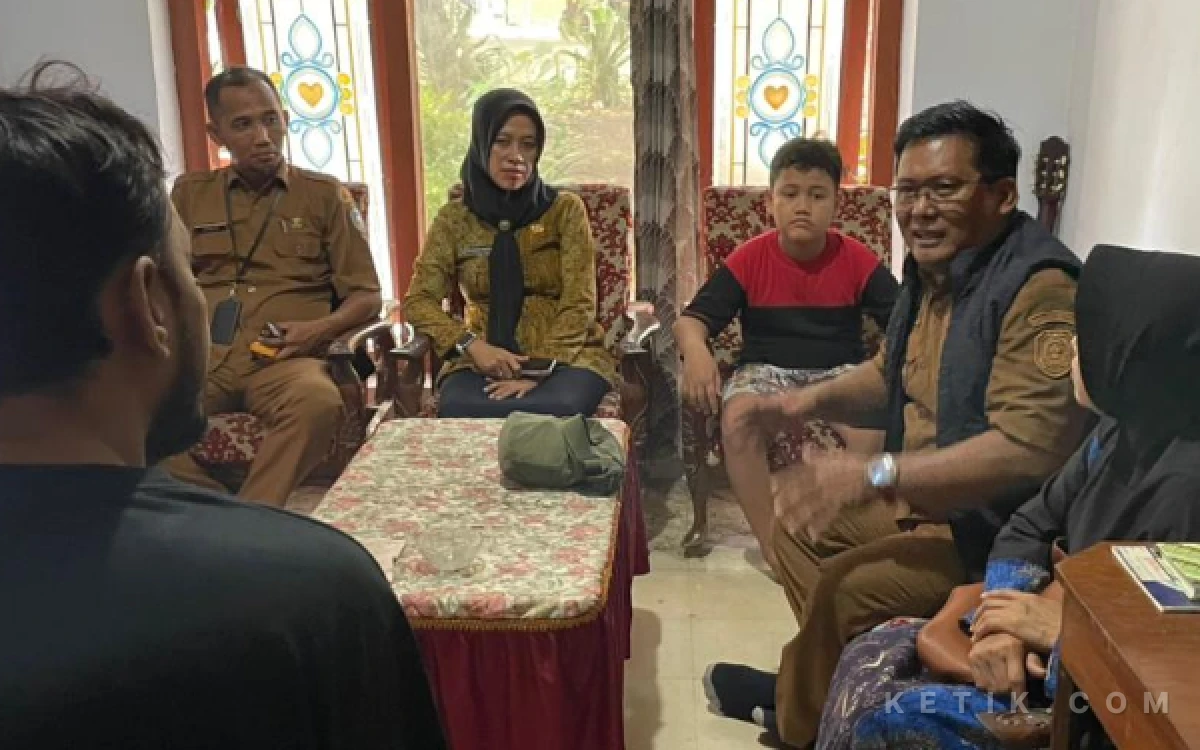 Thumbnail Berita - Camat Asembagus dan Kepala SDN 1 Perante Kunjungi Rumah Murid yang Setahun Tak Sekolah