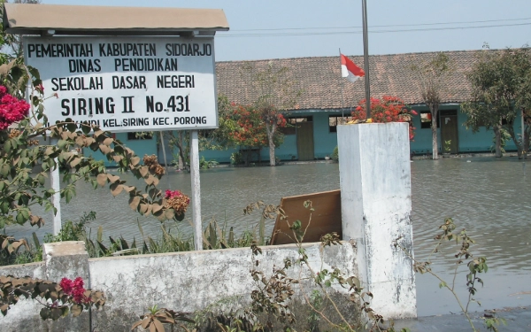 Foto Genangan air yang  merembes dari tanggul lumpur memaksa guru-guru memulangkan murid SD Siring lebih cepat. (Foto: Dokumen Fathur Roziq).