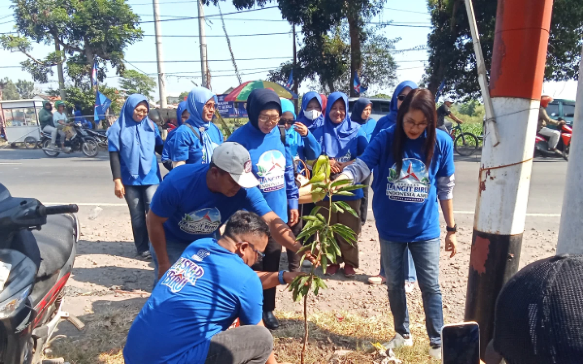 Thumbnail Berita - Ketua DPC Demokrat Lumajang Ajak Kadernya Turun Ke Jalan, Tanam Pohon dan Bagi Sembako