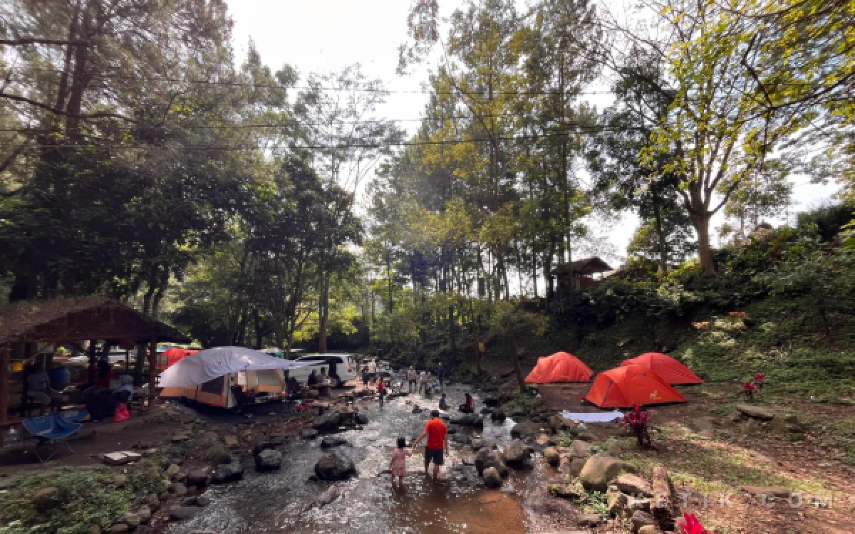Thumbnail Berita - Bisa Parkir Samping Tenda! Intip Serunya Camping Syahdu Dekat Sungai di Bedengan Malang