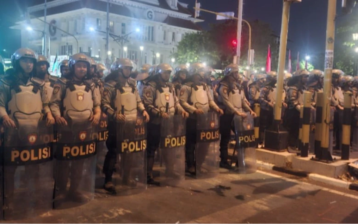 Foto Barikade aparat kepolisian dengan perlengkapan huru-hara siaga mengamankan ruas jalan persimpangan Gramedia saat situasi massa mulai memanas pada malam hari. (Foto: Ria for Ketik.com)
