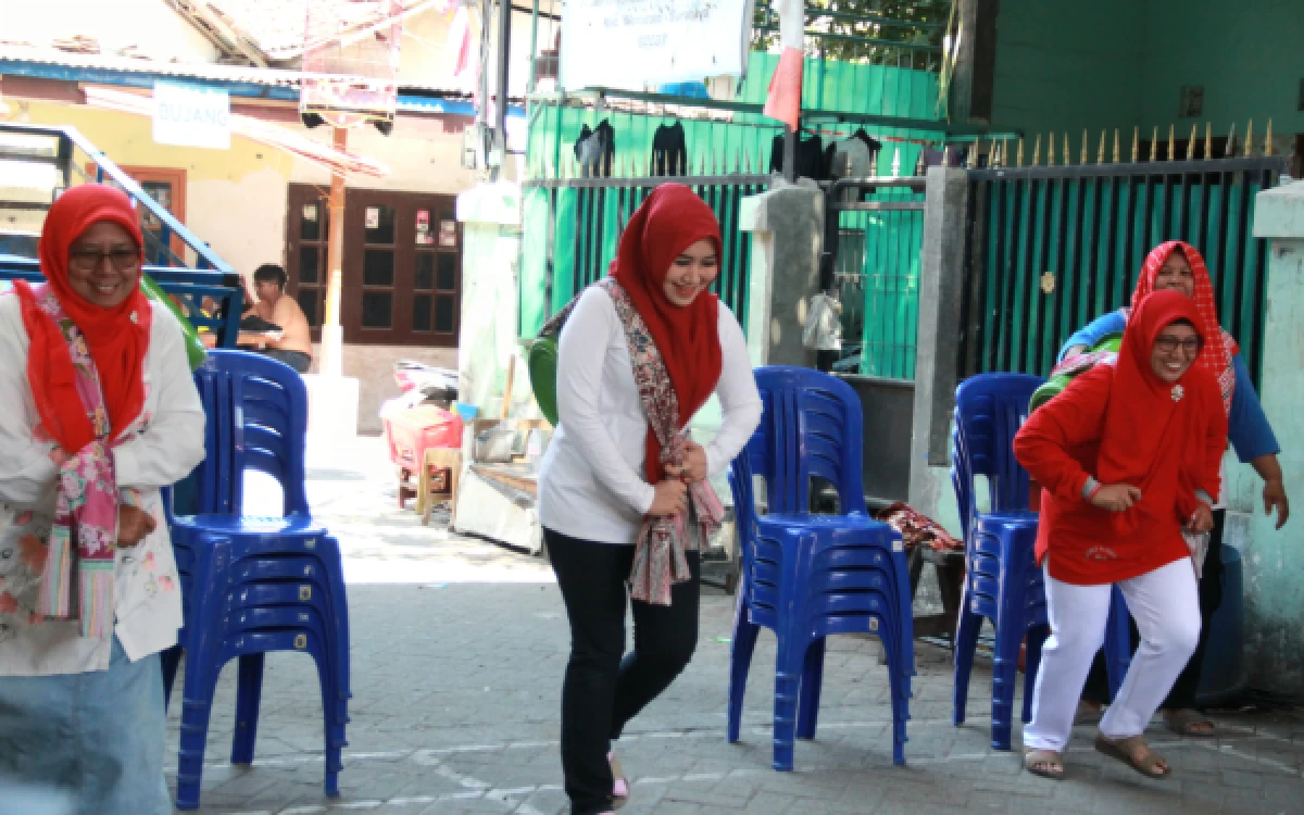 Foto Anggota DPD RI asal Jawa Timur, Lia Istifhama terjun langsung di tengah masyarakat. Ia juga ikut sebagai peserta lomba 17 Agustusan di Kampung Jemur Wonosari, Minggu, 9 Agustys 2026. (Foto: Dokumentasi Ning Lia)