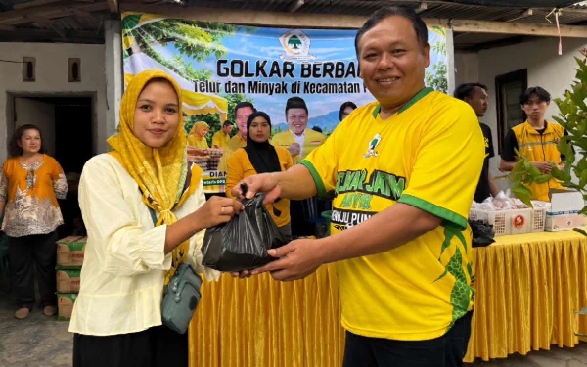 Thumbnail Berita - Golkar Kediri Berbagi, Cak Hadi Bagikan Ratusan Paket Telur Gratis ke Masyarakat