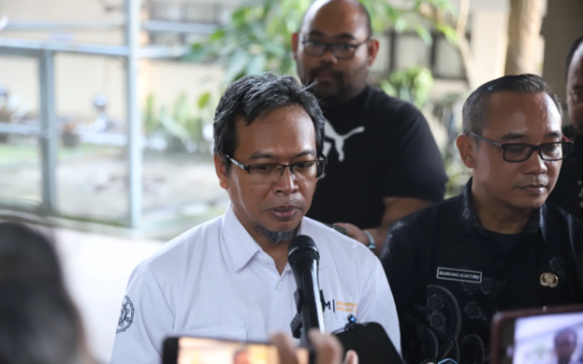 Foto Asisten Profesor Departemen Teknik Geologi dan Lingkungan FT UGM, Dr Sarju Winardi, memaparkan hasil uji laboratorium terhadap residu kebakaran rumah Seyegan di depan media. Tim ahli UGM berhasil mendeteksi adanya senyawa resin sensitif api yang mengandung unsur polyvinyl chloride pada area dinding bangunan. (Foto: Pemkab Slmn for Ketik.com)