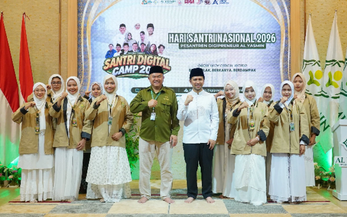 Foto Wagub Jatim Emil Elestianto Dardak (keenam kanan) dan Founder Pesantren Digipreneur Al Yasmin Helmy M Noor (keenam kiri) berfoto bersama santriwari perwakilan peserta "Santri Digital Camp 2026” di Pesantren Digipreneur Al-Yasmin Surabaya pada Rabu, 20 Oktober 2026. (Foto: Humas  Pesantren Digipreneur Al-Yasmin)