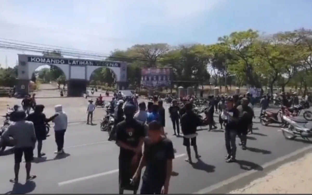 Thumbnail Berita - Ratusan Massa Blokir Jalur Pantura Grati, Protes Insiden Peluru Nyasar