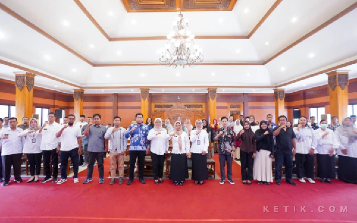 Foto Ning Ita Wali Kota Mojokerto saat memberi sambutan di acara sistem perizinan berbasis Online Single Submission Risk Based Approach (OSS RBA). Salah satunya melalui kegiatan bimbingan teknis (bimtek) yang digelar di Ruang Sabha Mandala Madya, Balai Kota Mojokerto (foto : humas Pemkot Mojokerto/ ketik.com)