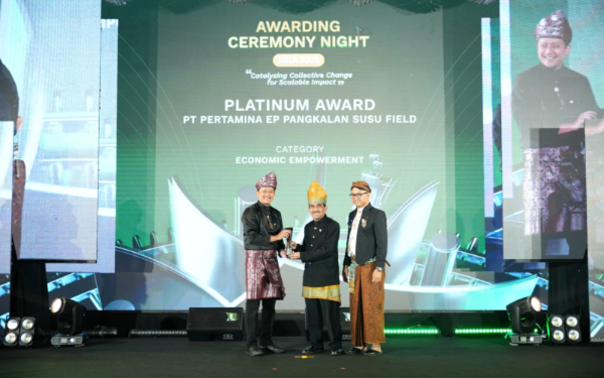 Foto PEP Pangkalan Susu Field meraih penghargaan ISRA 2026 PLATINUM Kategori Economic Empowerment yang diterima langsung Edwin Susanto, Field Manager PEP Pangkalan Susu.(Foto:Corcom (Corporate Communications) PT Pertamina Hulu Rokan (PHR) Zona 1)