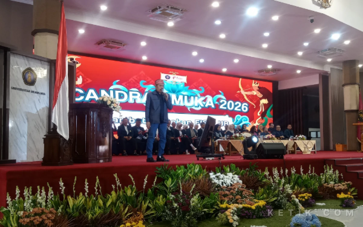 Foto Dekan FISIP UB, Dr. Ahmad Imron Rozuli, S.E., M.Si., bersemangat menyambut para mahasiswa baru tahun 2026. (Foto: Aliyah/Ketik.com)
