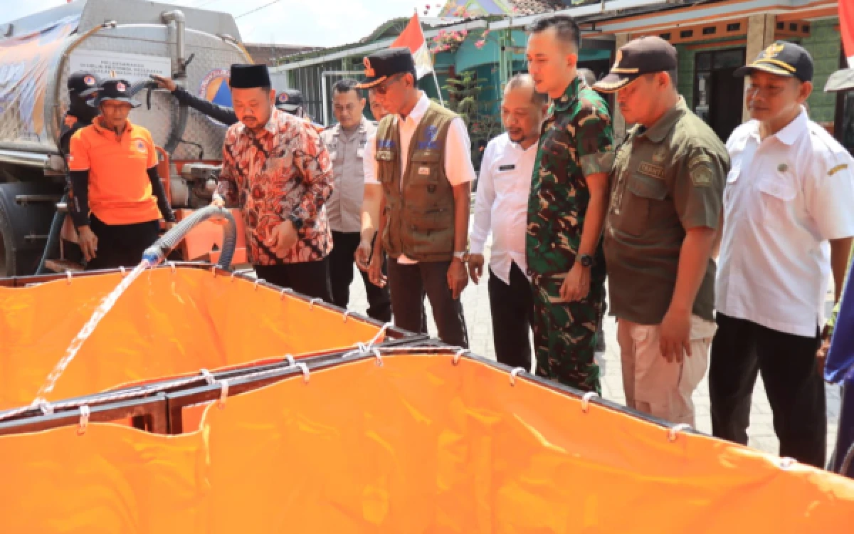 Thumbnail Berita - Atasi Kekeringan, Bupati Gresik Pasok 20 Ribu Liter Air Bersih ke Desa Tenggor