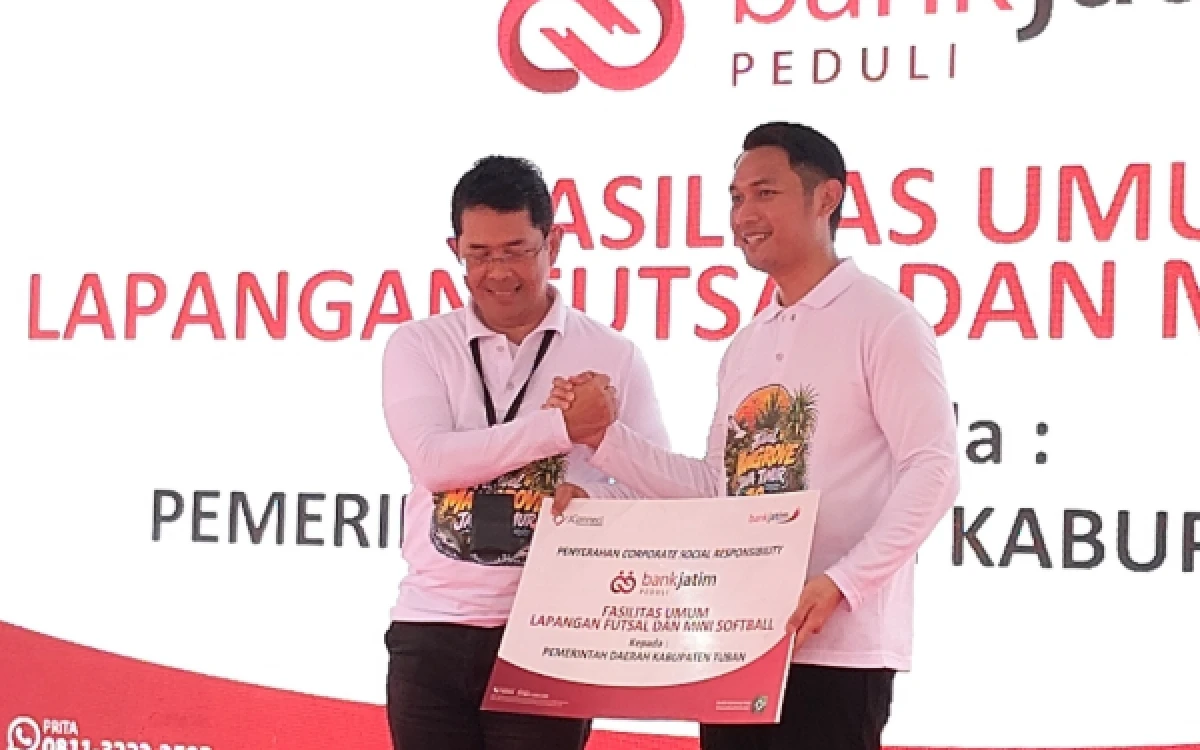 Thumbnail Berita - Dukung Indonesia Emas 2045, Bank Jatim Serahkan CSR Fasilitas Olahraga Senilai Rp849 Juta ke Pemkab Tuban