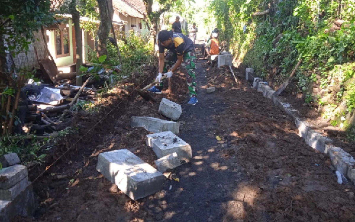 Thumbnail Berita - TMMD ke-128: Pemasangan Paving Dusun Klagin Dikebut, Kodim 0820 Probolinggo Targetkan Rampung Sebelum Penutupan