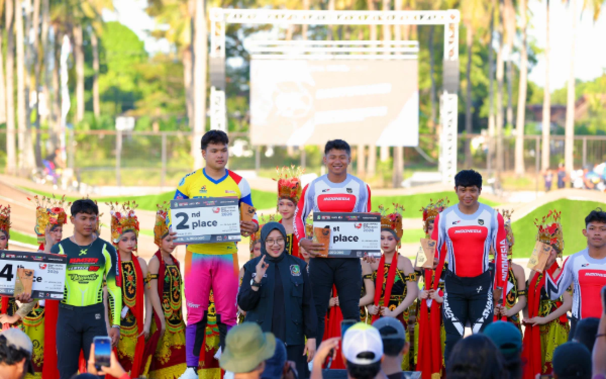 Thumbnail Berita - Taklukkan Juara Asia, Pembalap Indonesia Kawinkan Gelar Juara Banyuwangi BMX Supercross 2026