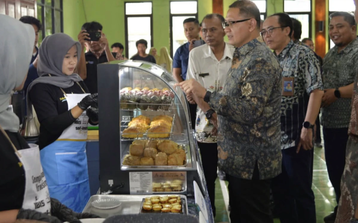 Foto Kepala Dinas Pendidikan Jawa Timur Aries Agung Paewai (kanan) amati program baking Double Track SMAN 1 Gondanglegi pada Kamis, 24 September 2026. (Tangkap layar @dindik_jatim)
