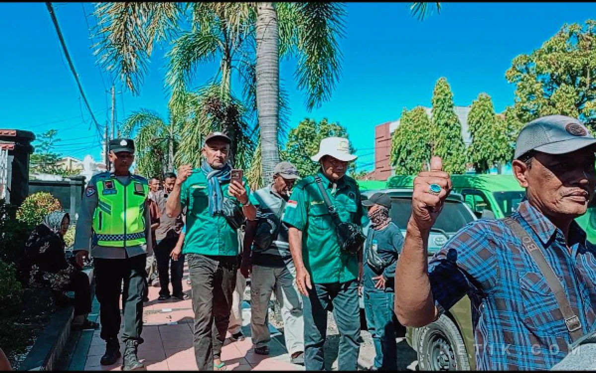 Thumbnail Berita - Supir Angkot di Cilacap Datangi DPRD, Protes Odong-Odong Ilegal Bebas Beroperasi