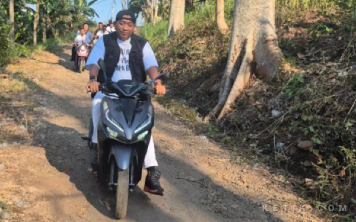 Thumbnail Berita - Respon Cepat Keluhan Masyarakat, Bupati Situbondo Blusukan ke Desa-desa Terpencil Cek Jalan Rusak