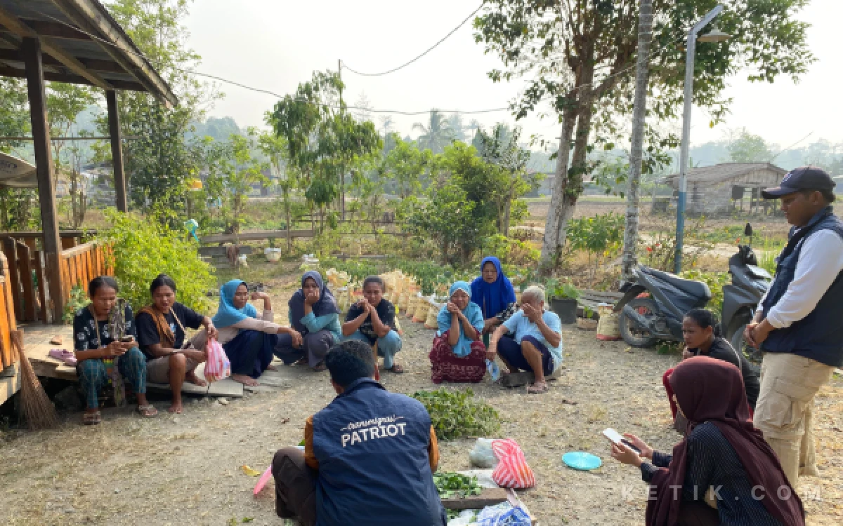 Thumbnail Berita - Ruang Tumbuh Klamono: Kolaborasi Lintas Generasi, Olah Bahan Alami Jadi Pestisida dan Pupuk Organik