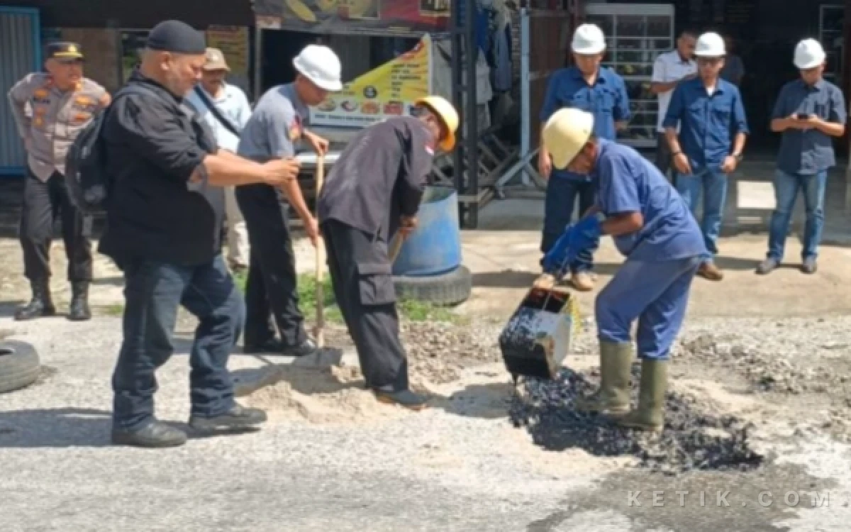 Thumbnail Berita - PT Socfindo Ikut Perbaiki Jalan Berlubang di Gunung Meriah Aceh Singkil