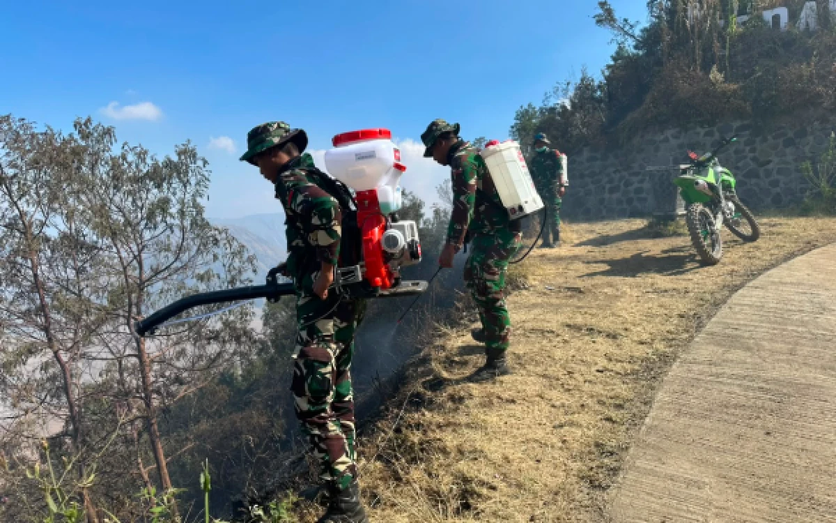 Foto Proses pendinginan dan pembasahan di titik hotspot yang berada di kawasan Taman Nasional Bromo Tengger Semeru (TNBTS) pada Jumat, 14 Agustus 2026 (Foto : Istimewa)