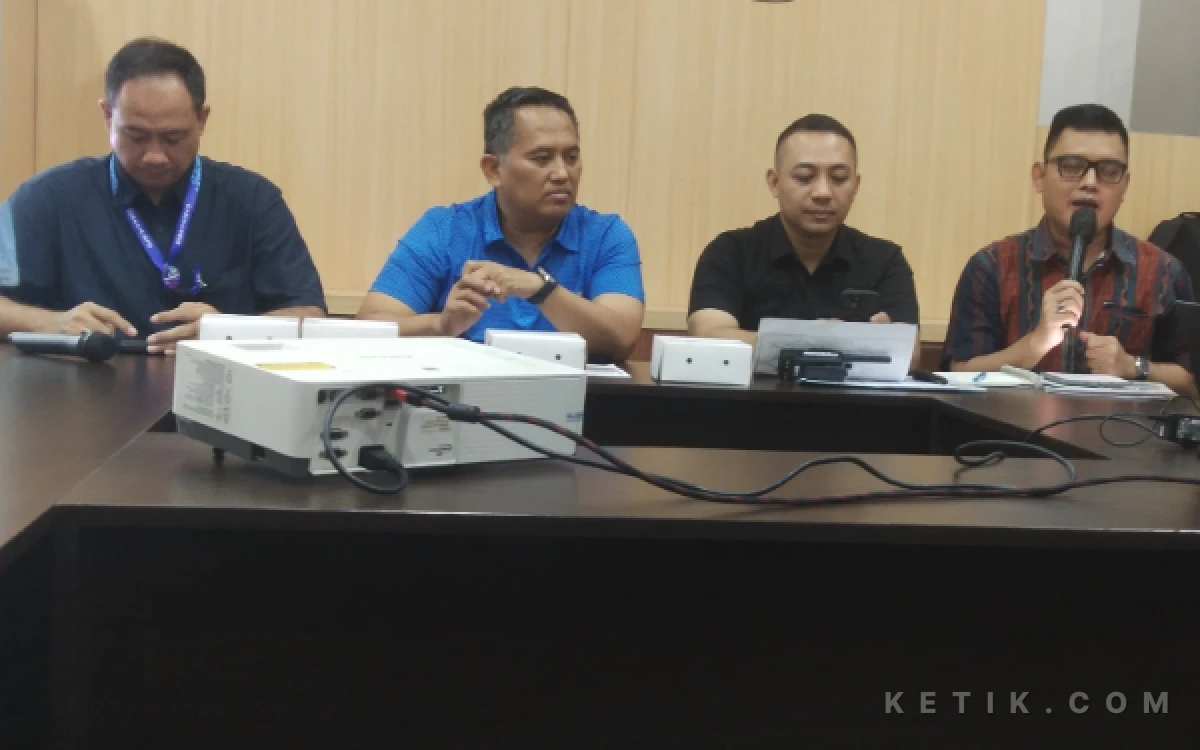Foto Para narasumber saat jumpa pers dari kanan Edo, Hanang, Irwan dan Yudho selalu pembawa acara. (Foto : Sutejo Rc/ketik.com)