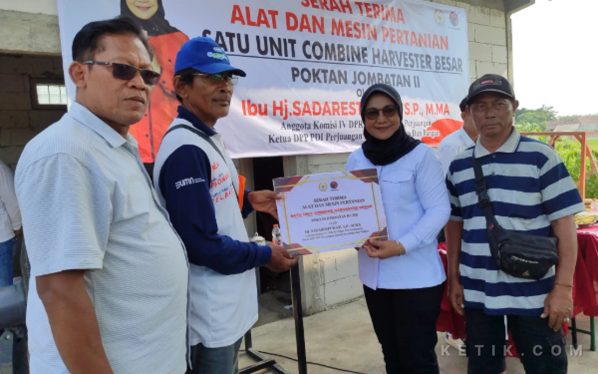 Thumbnail Berita - Anggota DPR RI Sadarestuwati Ingatkan Petani Jombang, Bantuan Alsintan Harus Dimanfaatkan Bukan Dijual