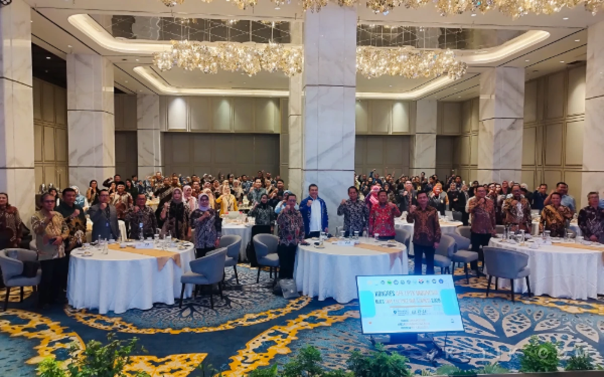 Foto Seusai upacara pembukaan seluruh peserta OLOS foto bersama dengan para nara sumber dan Pimpinan Perguruan Tinggi. (Foto : Sutejo Rc/ketik.com)