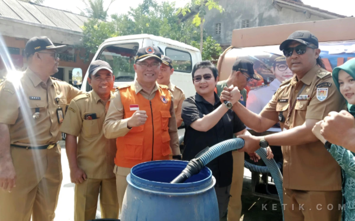 Thumbnail Berita - Alami Kekeringan, Plt Bupati Cilacap Salurkan 1,3 Juta Liter Air Bersih ke Warga