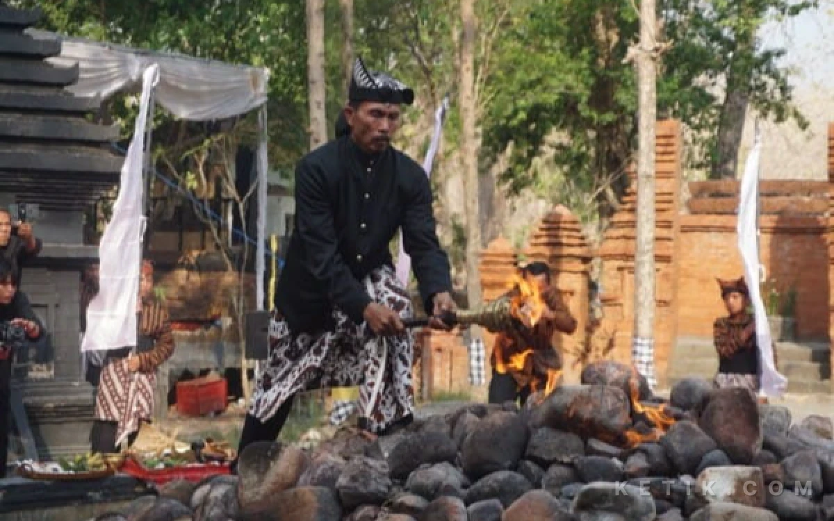 Thumbnail Berita - Tradisi Pengambilan Api Kayangan Api Meriahkan Hari Jadi Bojonegoro, Dikirab ke Kalitidu dan Trucuk