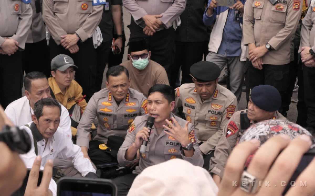 Thumbnail Berita - Kapolda Terduduk, Jurnalis Demo Tuntut Tangkap Pelaku Kekerasan