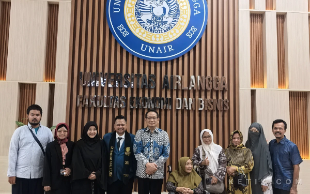 Thumbnail Berita - Raih Gelar Doktor di Unair, Syaifullah Asyik Komitmen Dorong Kemajuan Ekonomi Daerah Melalui Bank Sampang